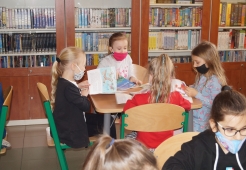 Uczniowie klasy IA w bibliotece szkolnej